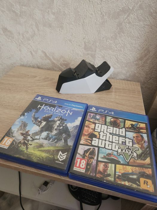 Докинг станция с 2 игри подарък
