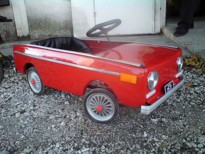 Продавам метална детска ретро кола с педали МОСКВИЧ количка