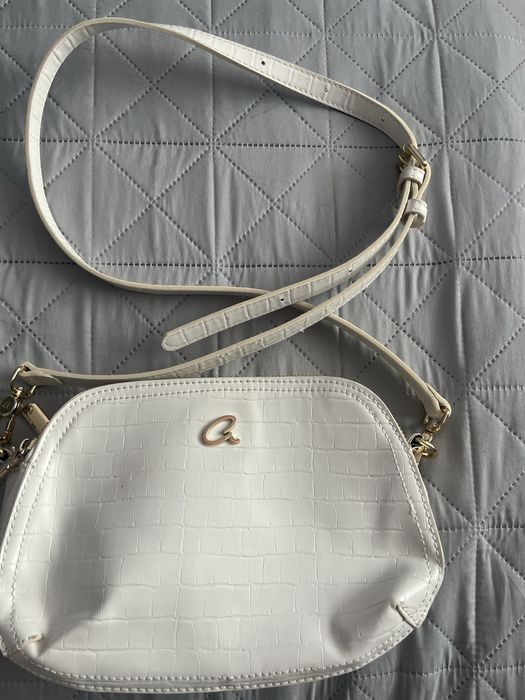 чанта бяла с дръжка axel