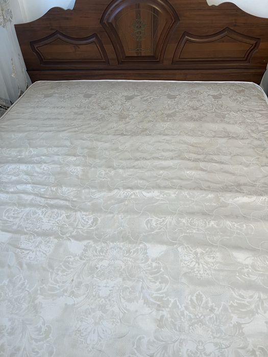 Продам двуспальную кровать с матрасом
