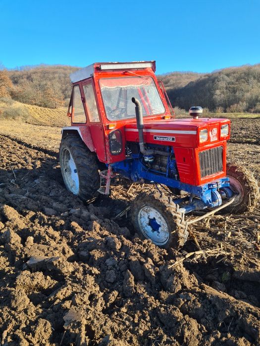 Tractor  Universal 651 DT cu motor de Saviem