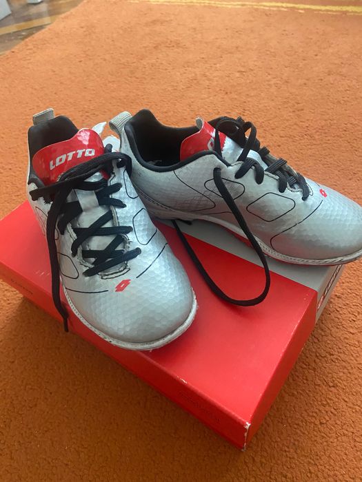 Продавам футболни обувки