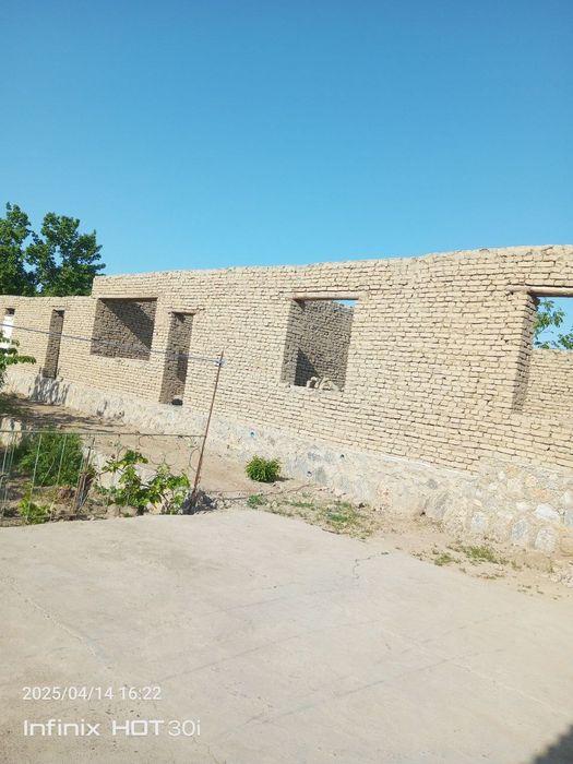 Hovli sotiladi 15 sotix.