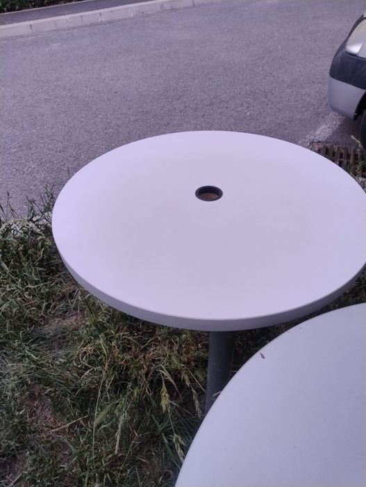 Vând doua mese cu diametrul de 80 cm
