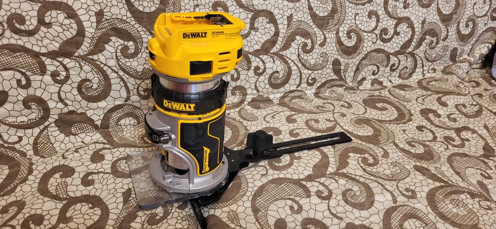 Masina de frezat DeWalt DCW600, compatibila 18V XR, brushless, 8mm fuctionala fara acumulator