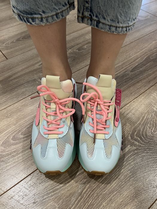 Женские кроссовки