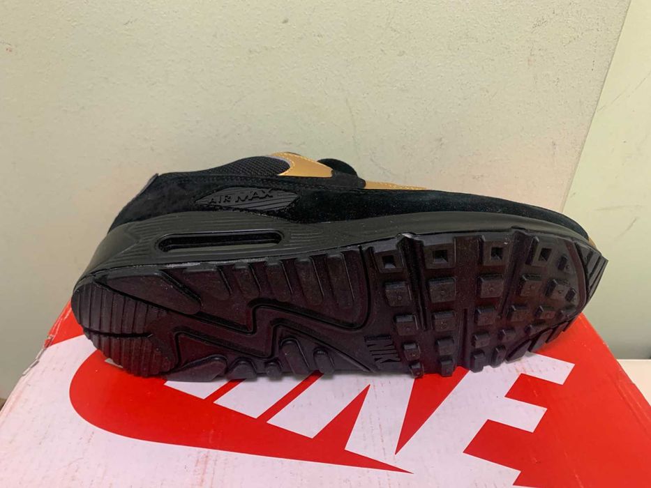 Продавам мъжки маратонки  Nike Air Max 90 black gold номер 41