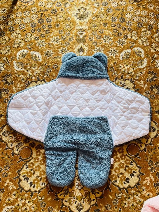 Пухкава подложка за повиване на бебе