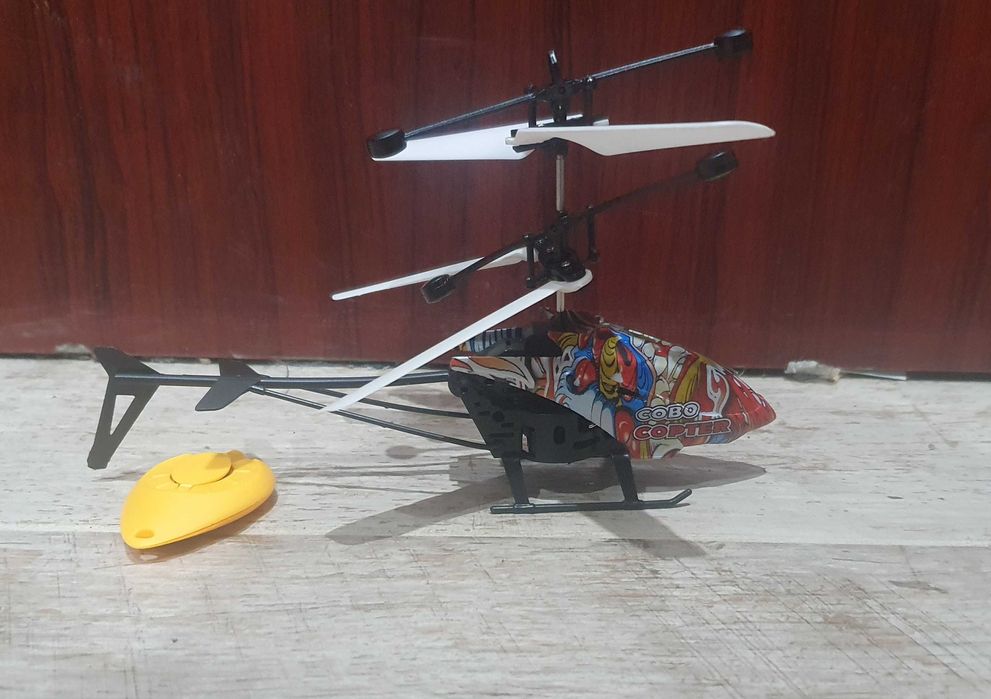 Хеликоптер с дистанционно и сензорно движение