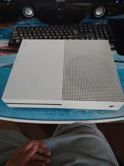 Vând Xbox one S 1Tb