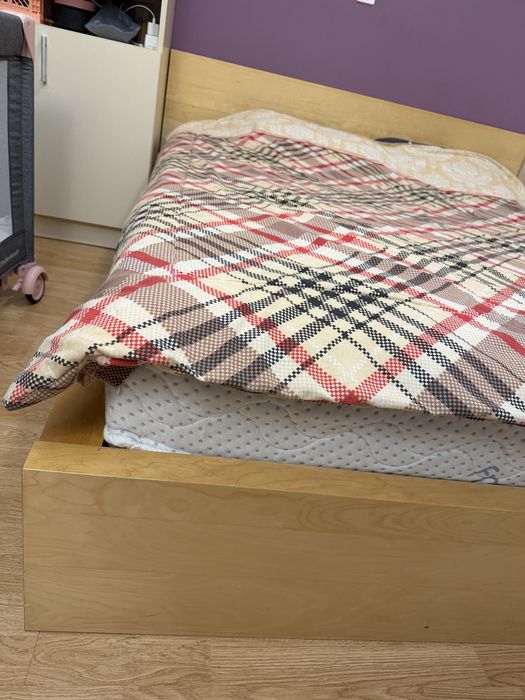 Продавам спалня с повгигащ механизъм