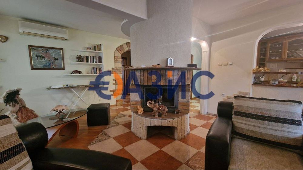 Тристаен апартамент с камина, Несебър, България, 120 кв. м. + гараж