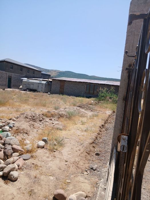 Uchastka yer sotiladi. Dacha qilish uchun tayyorlangan.