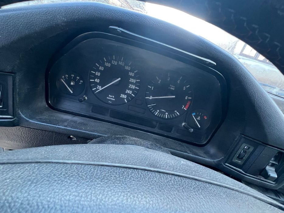 Продам машину бмв е34