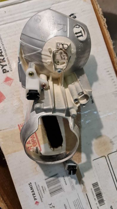 Фар от Тойота Авенсис 2003г. гр. Бургас Център • OLX.bg