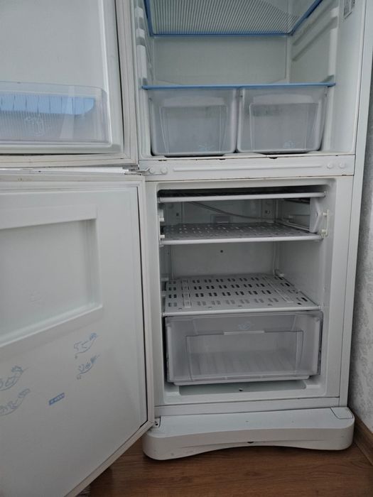 Холодильник Indesit