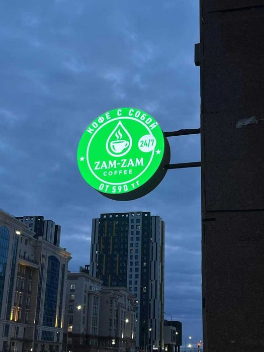 Современный кофейный аппарат самообслуживания