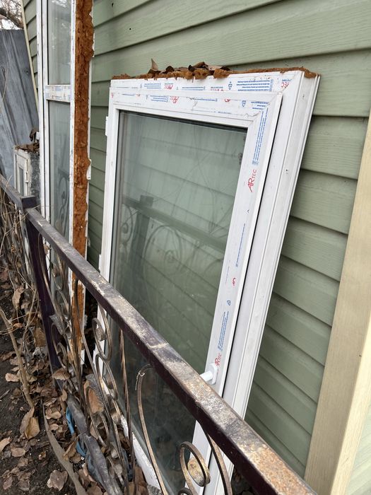 Продам пластиковую дверь и окно