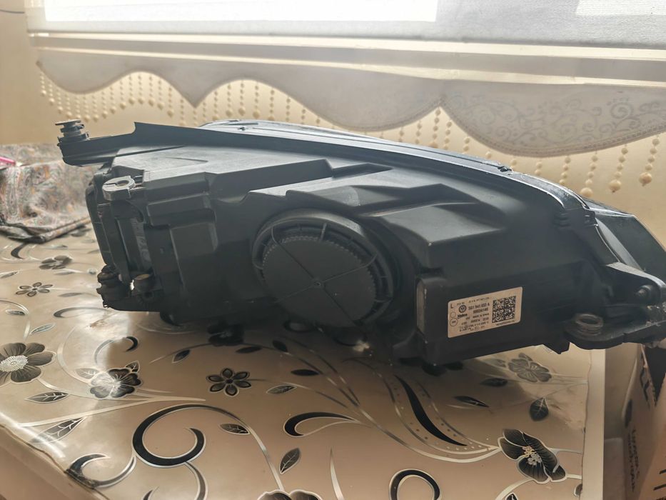 Продавам фар за VW golf 7 gti