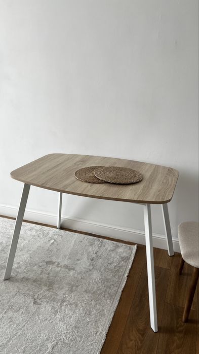 Продам б/у стол на 4 -6 чел