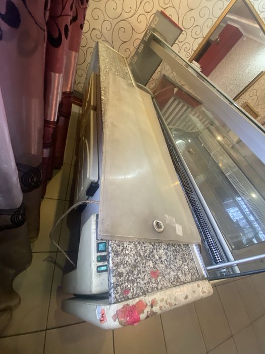 Продается витринный холодильник