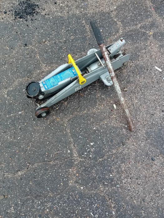 Vând cricuri -2 tone