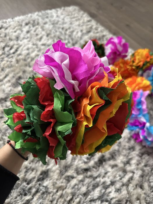 Flori de hârtie creponată și decorațiuni pentru bradul de nuntă