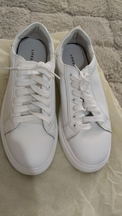 Продам белые кроссовки