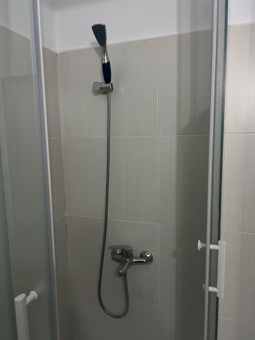 Baie completa cu cabină de duș, ghiuveta, mască de ghiuveta, bateri ghiuveta și cabina de duș, oglinda etc