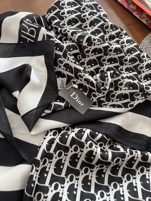Esarfa superba, Dior