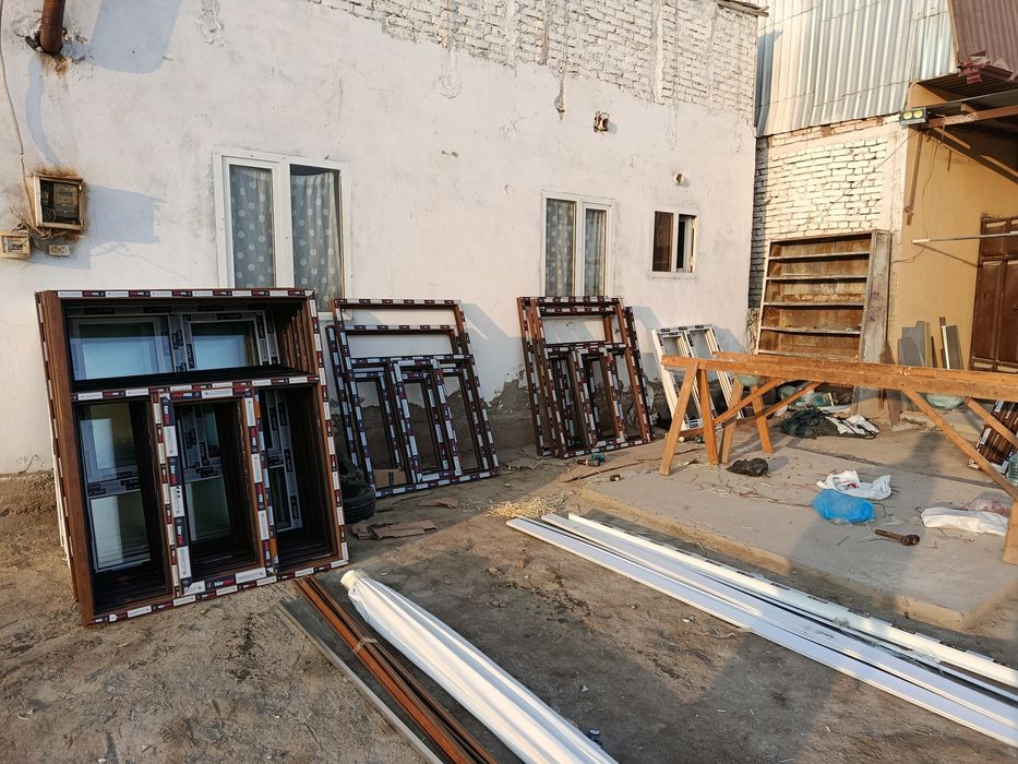 Akfa eshiklar va derazalar bor plast eshik va derazalar ham bor