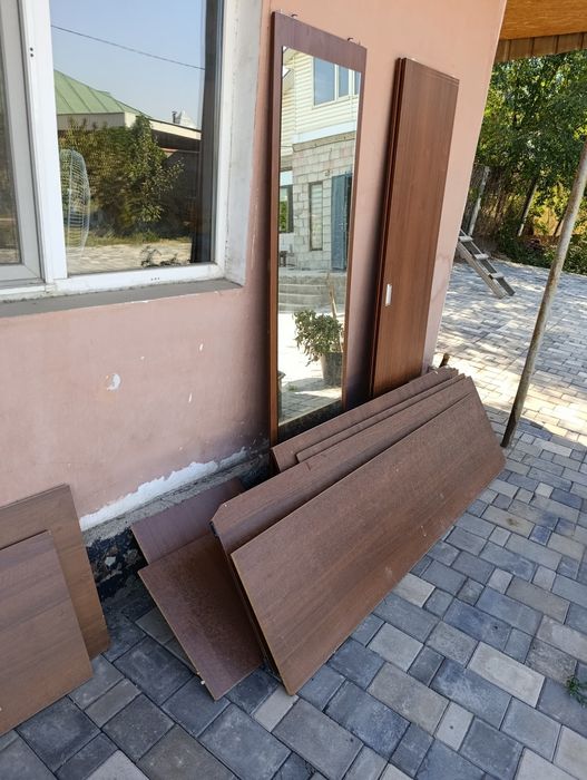 Доски от шкафа отдам самовывоз.