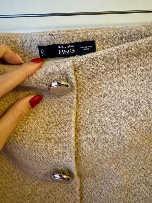 Бежова къса зимна пола с копчета Mango