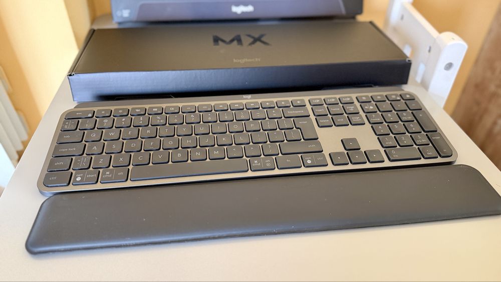 Logitech MX Keys Plus – като нова, пълен комплект