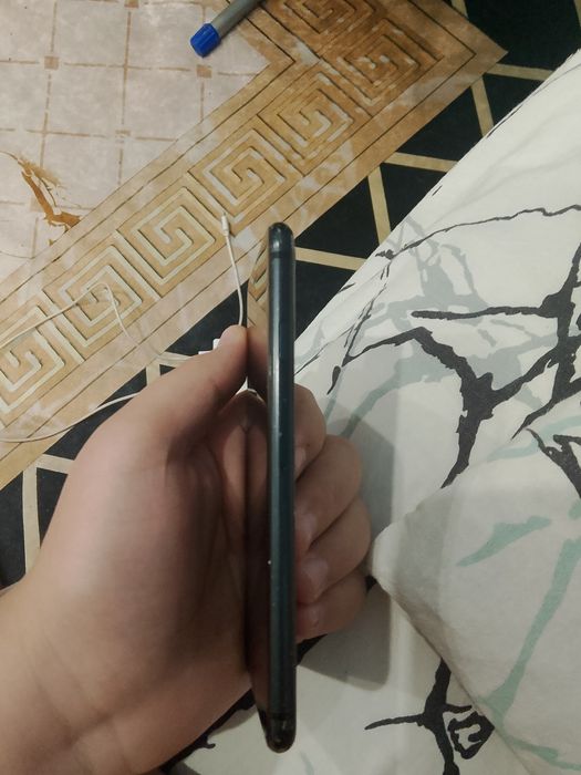 Продам айфон se 2025