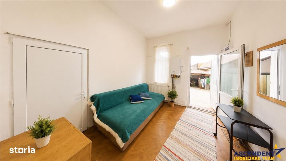 Corp de casa cu 2 imobile, intrari separate, pod si beci generos, Cent