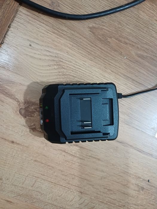 Incarcator baterii Makita 18v
Este nou

#10