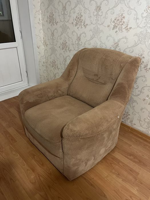 Продам диван с креслом.