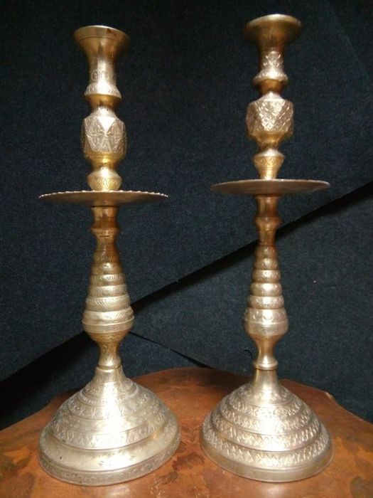 Set de 2 impozante sfeșnice din bronz masiv gravate integral manual pi
