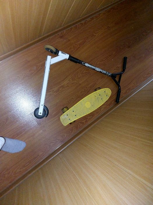 Продам самокат  б/у, белого цвета, металл