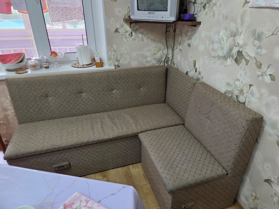 Продам угловой кухонный диван.
