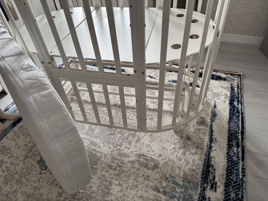 Детская кровать с матрасом, маятником