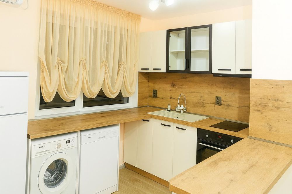 Дава се под наем Тристаен апартамент в Пловдив, Кючук Париж - 90 кв.м за 612 € - Снимка #1