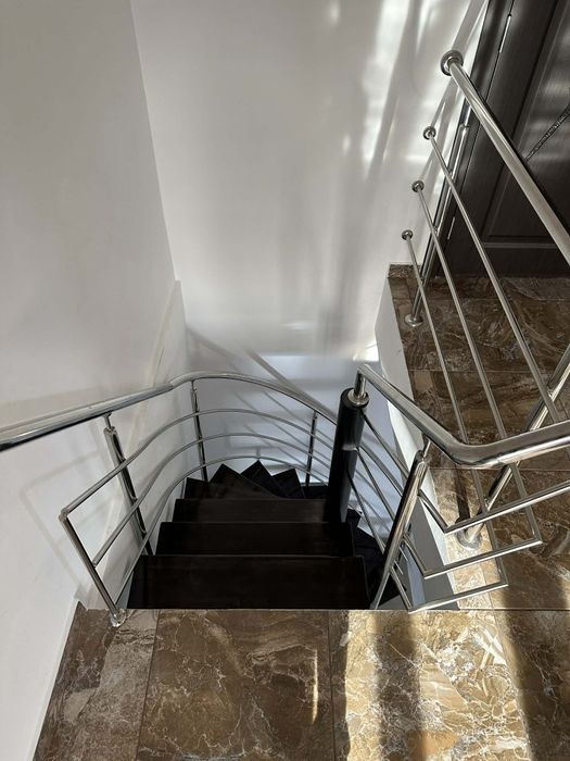 Vând scara interioară cu stâlp central și mâna curenta din inox. 
Scar