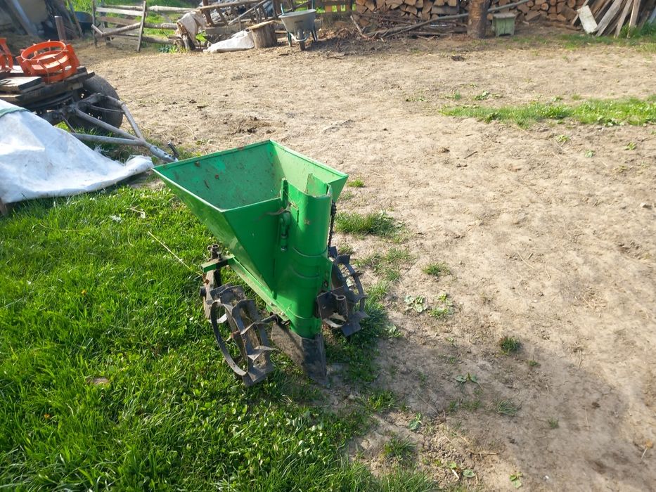 Masina de plantat cartofi după motocultor
