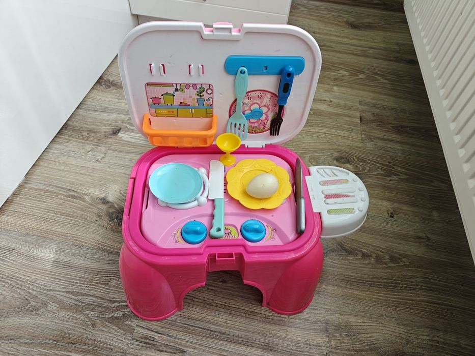 Продавам портативна детска кухня тип столче
