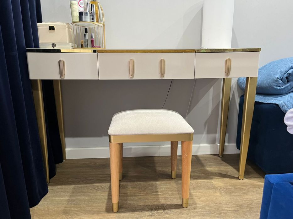 Туалетный столик с пуфиком