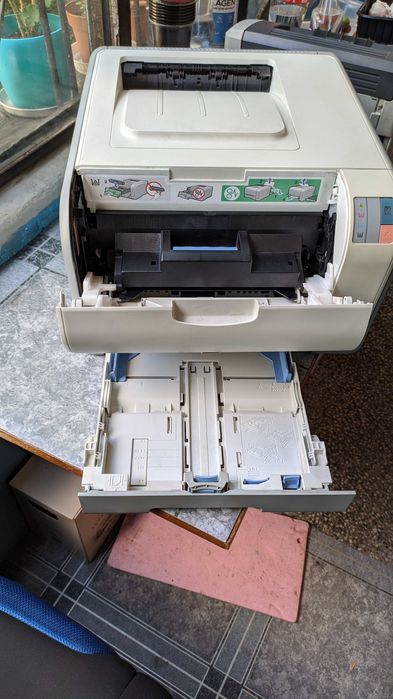продавам Принтер HP Color LaserJet CP1215