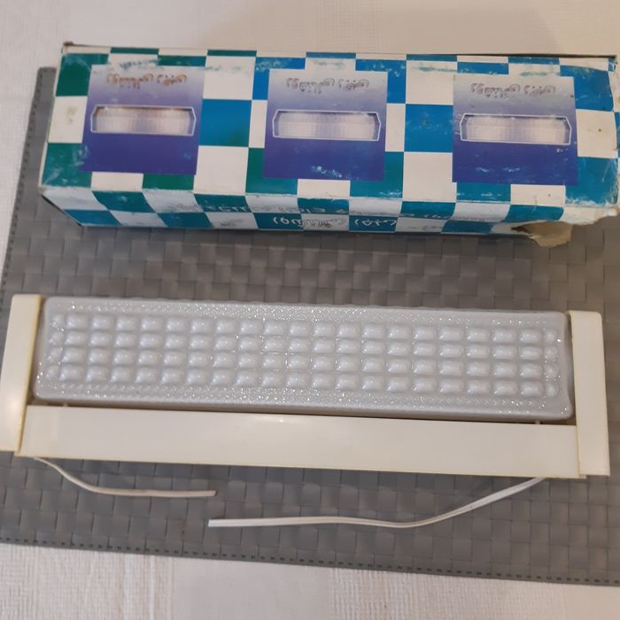 Светильник потолочно - настенный , с двумя лампочками.