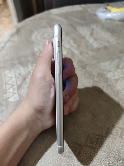 Iphone 11 64GB бял + калъф и кабел